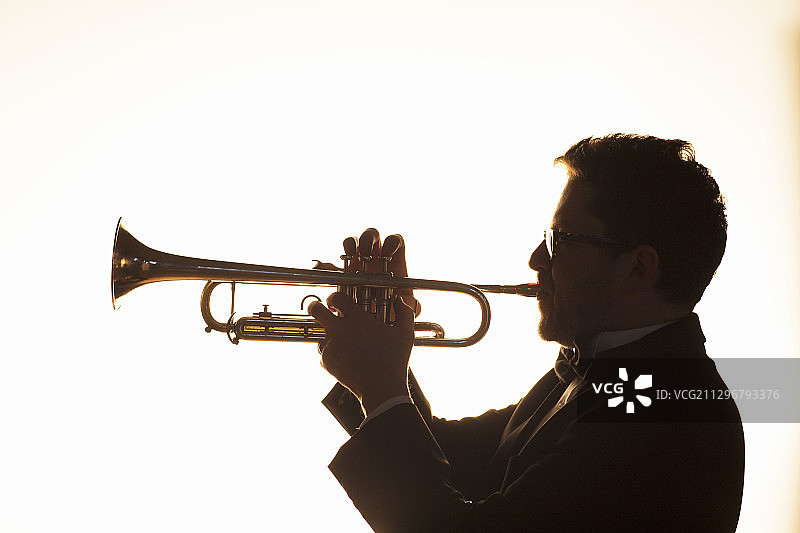 小号演奏者的轮廓图片素材