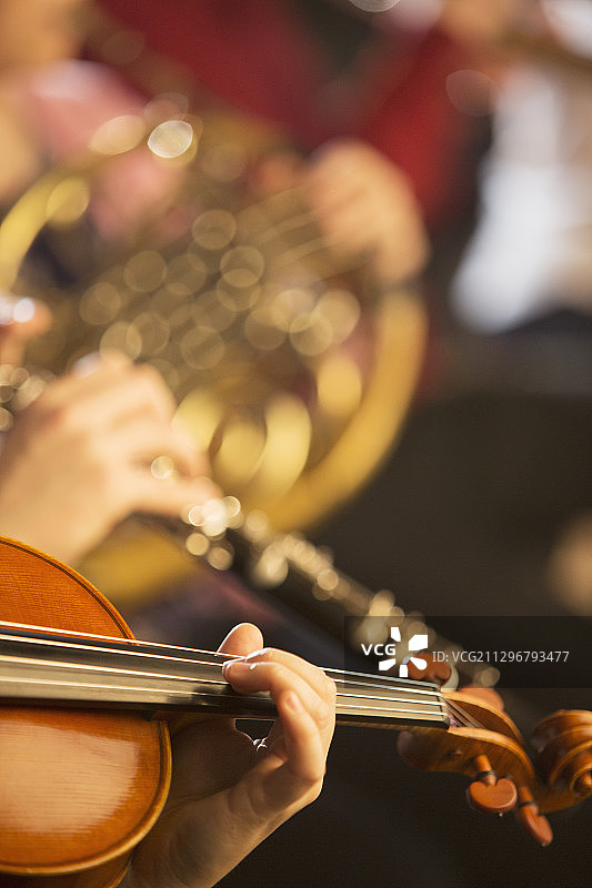 演奏小提琴的人图片素材