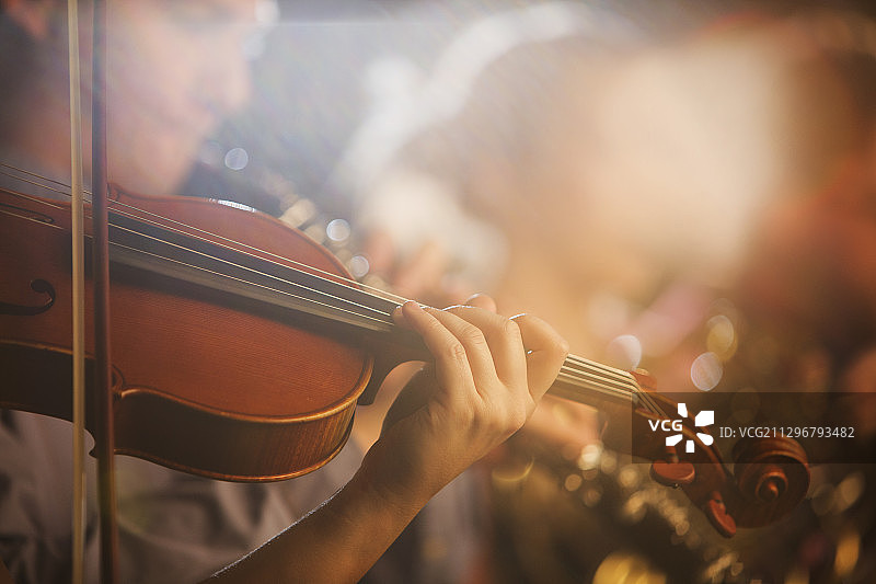 演奏小提琴的人图片素材