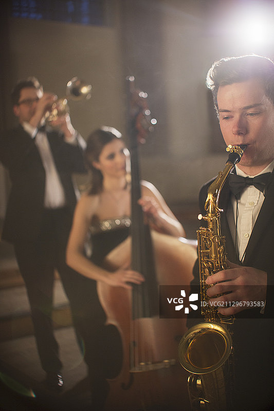 爵士三重奏表演图片素材