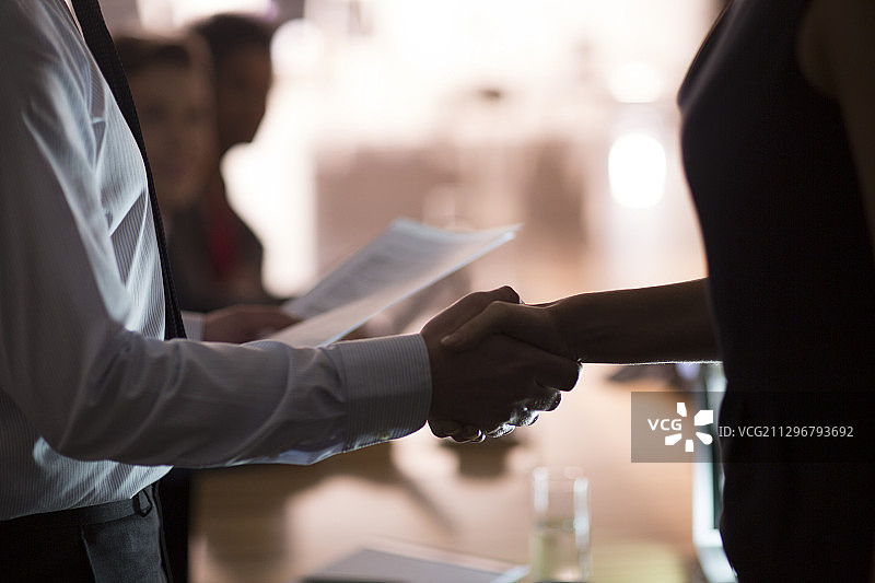 商务人士在会议室握手图片素材