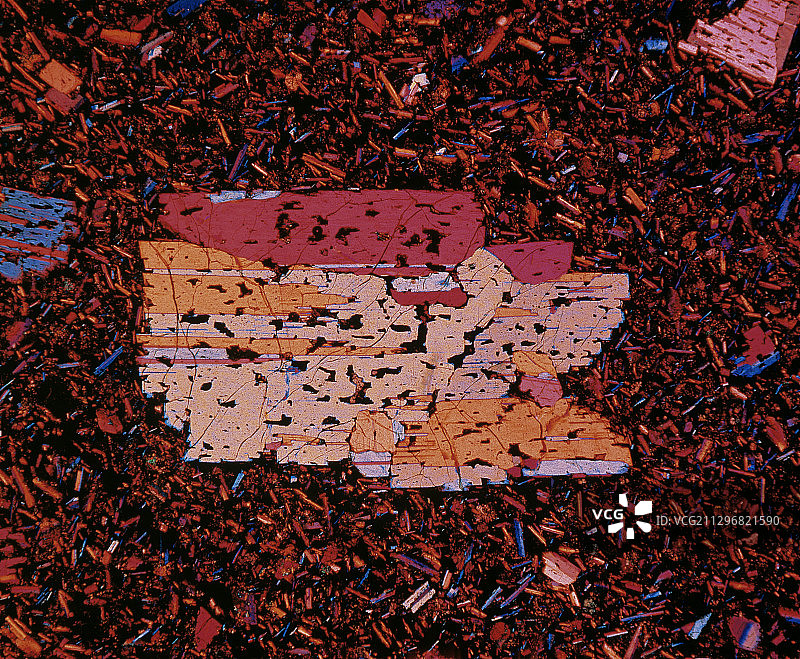 偏光显微镜下的辉石安山岩图片素材