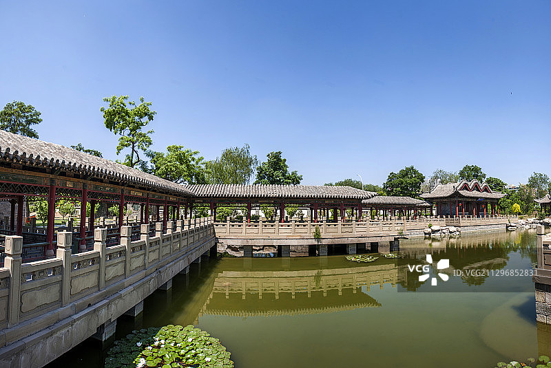 西省晋中市榆次老城凤鸣书院砚水湖畔成化堂长廊图片素材