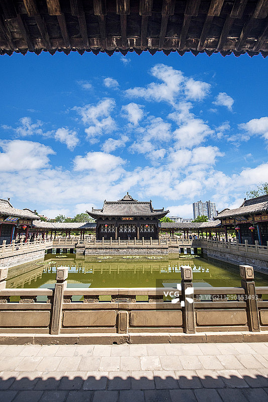 山西省晋中市榆次老城凤鸣书院砚水湖畔成化堂厢房长廊图片素材