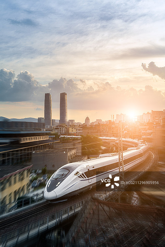 和谐号高铁在城市中穿行图片素材