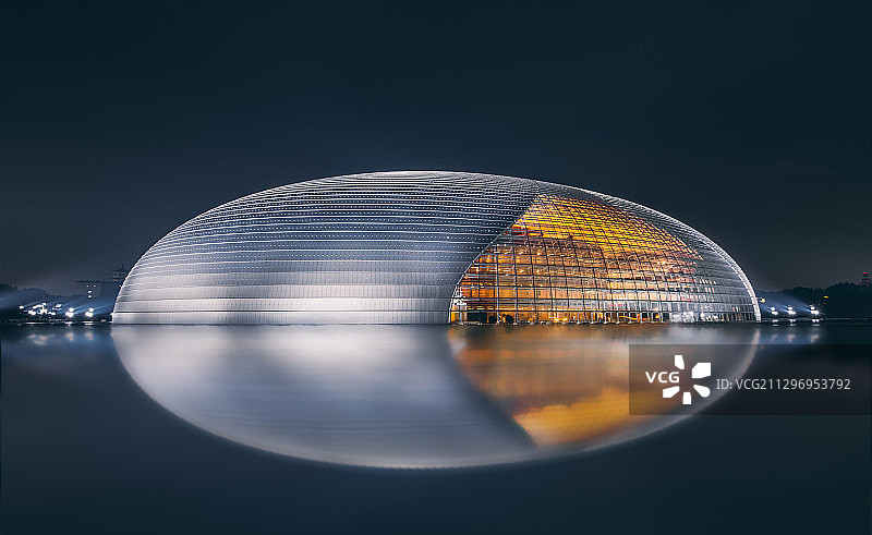夜幕下的国家大剧院图片素材