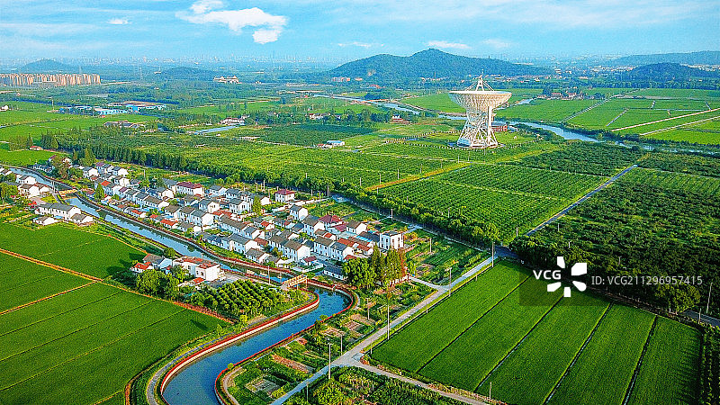 郊区田园里的射电望远镜图片素材