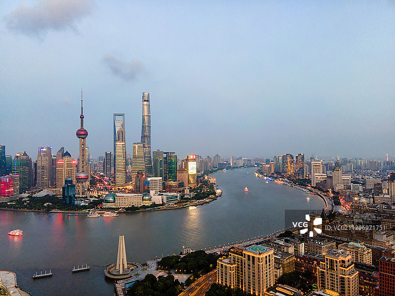 黄昏高视角航拍上海浦东陆家嘴东方明珠塔城市天际线中心大厦建筑图片素材