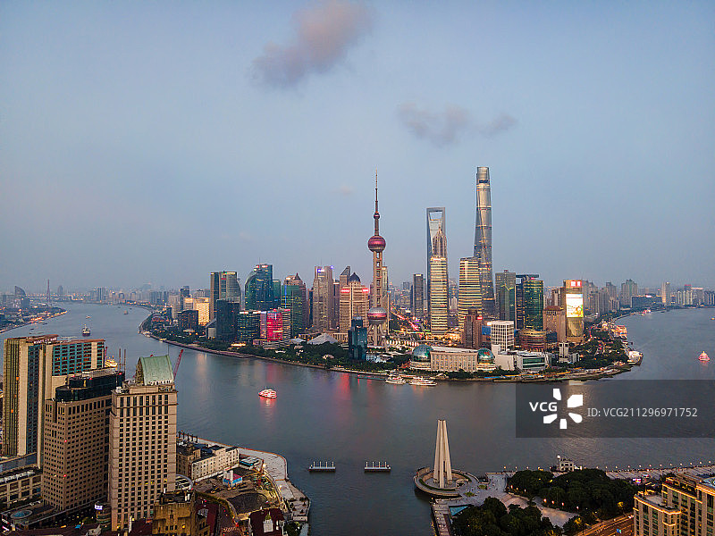 黄昏高视角航拍上海浦东陆家嘴东方明珠塔城市天际线中心大厦建筑图片素材