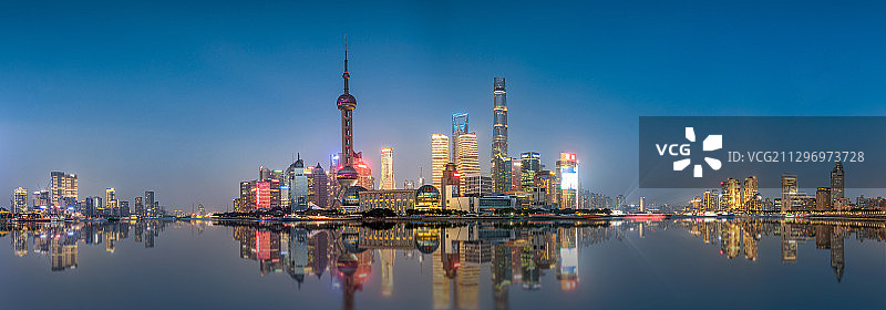 夜景全景上海浦东陆家嘴市区中心东方明珠塔城市天际线建筑金融区图片素材