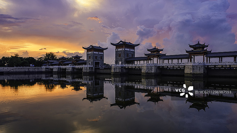 广州长洲岛新担东涌廊桥水闸晨曦图片素材