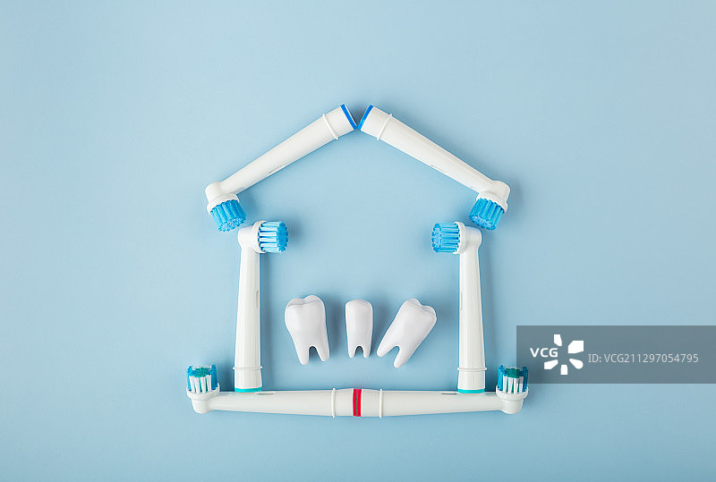 电动牙刷头摆成房子保护牙齿家庭图片素材