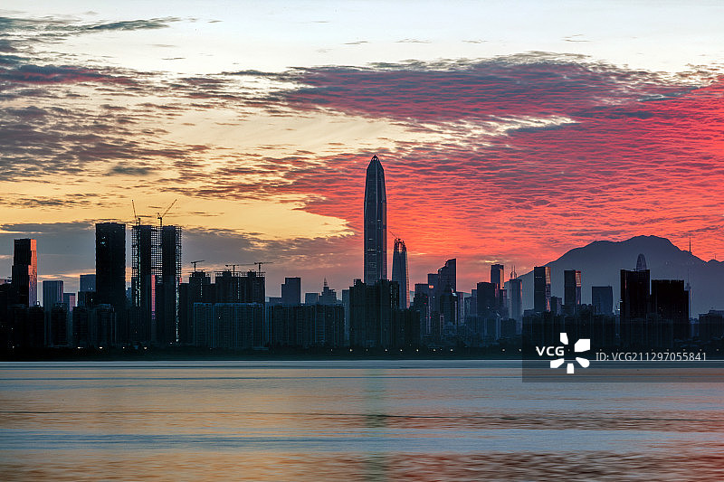 日出深湾红似火图片素材