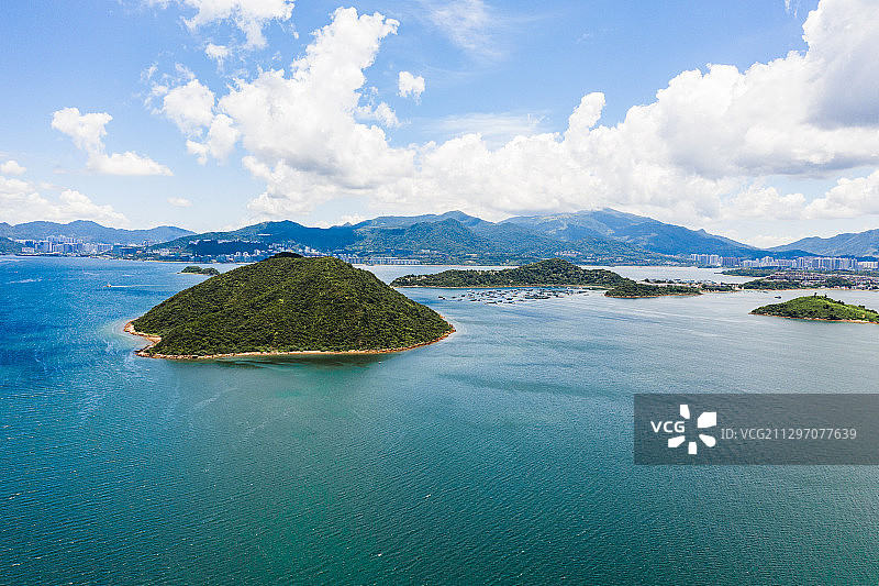 航拍日落下的避风港，避风塘，香港沙田海，海，山，阳光，船图片素材