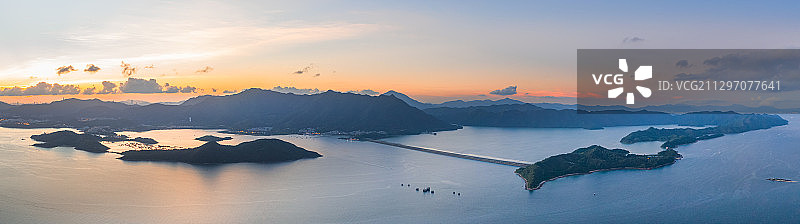 航拍全景日落黄昏香港沙田马鞍山乌溪沙城门河，山后为深圳图片素材