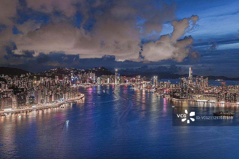 航拍夜晚降临的香港，维多利亚港，中环，尖沙咀，观塘，启德码头图片素材