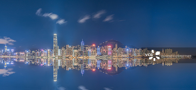 香港中环CBD夜晚晚上倒映，城市天际线，留白，干净，天空全景图片素材