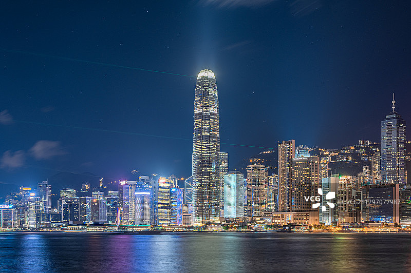 香港中环CBD夜晚晚上倒映，城市天际线，留白，干净，天空图片素材