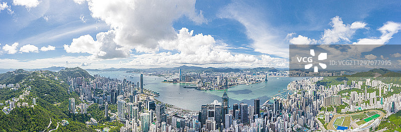 航拍全景香港中环，国际金融中心CBD，蓝天白云，维多利亚港图片素材