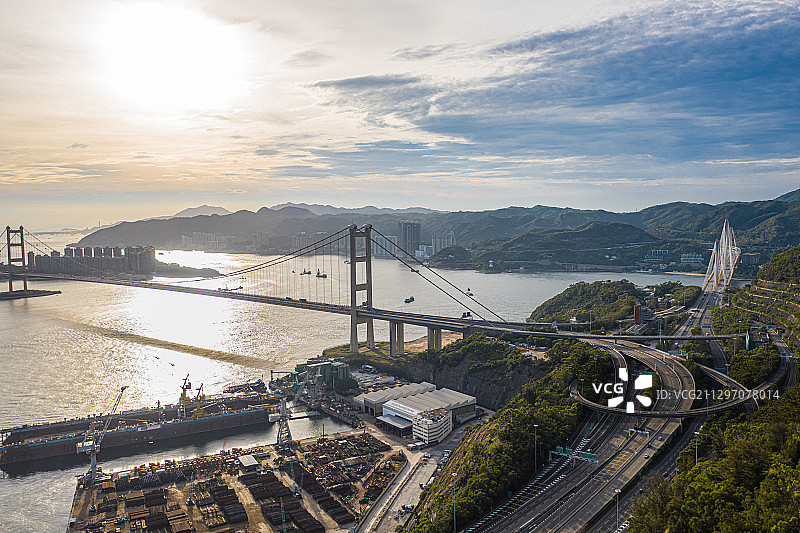 航拍香港青马大桥，国际机场，汽车，留白，高速公路，日落黄昏山图片素材