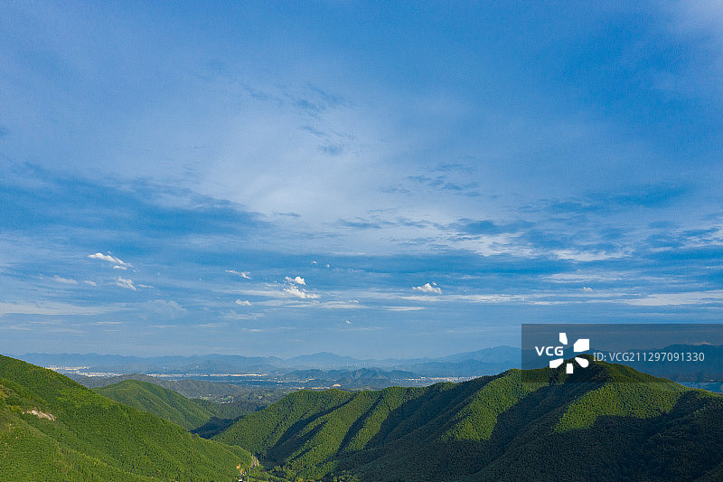 航拍浙江湖州郊外的山脉自然风光图片素材