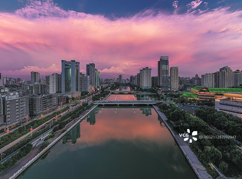 晚霞下的抚河+江西省南昌市东湖区抚河图片素材