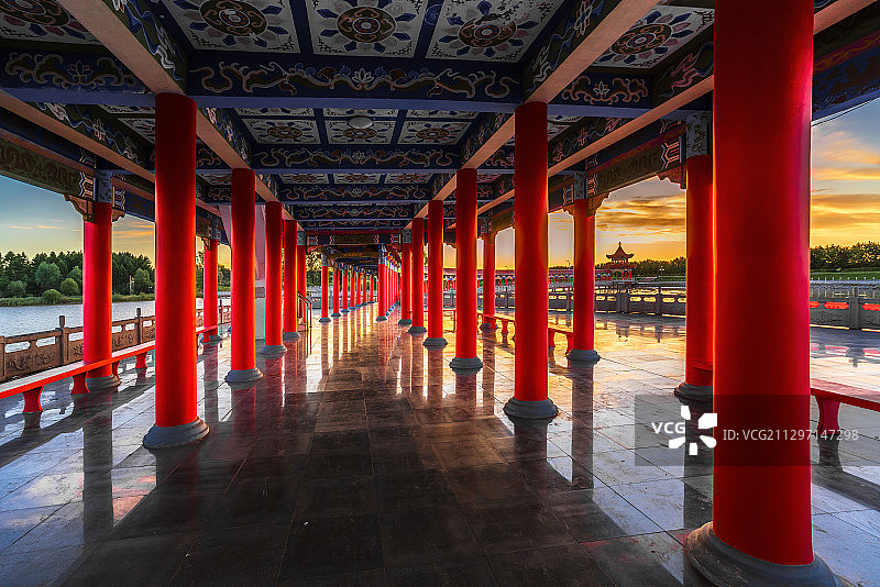 大红柱子排成排图片素材