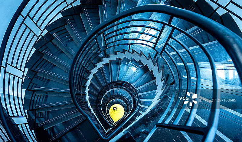 上海音乐学院旋转楼梯，心形螺旋线的尽头是温暖的黄色图片素材