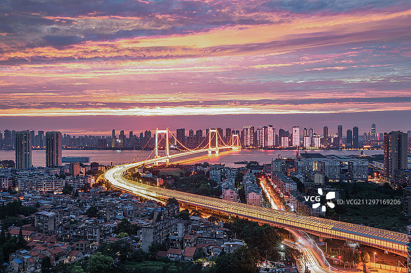 武汉鹦鹉洲长江大桥晚霞灯光秀夜景图片素材