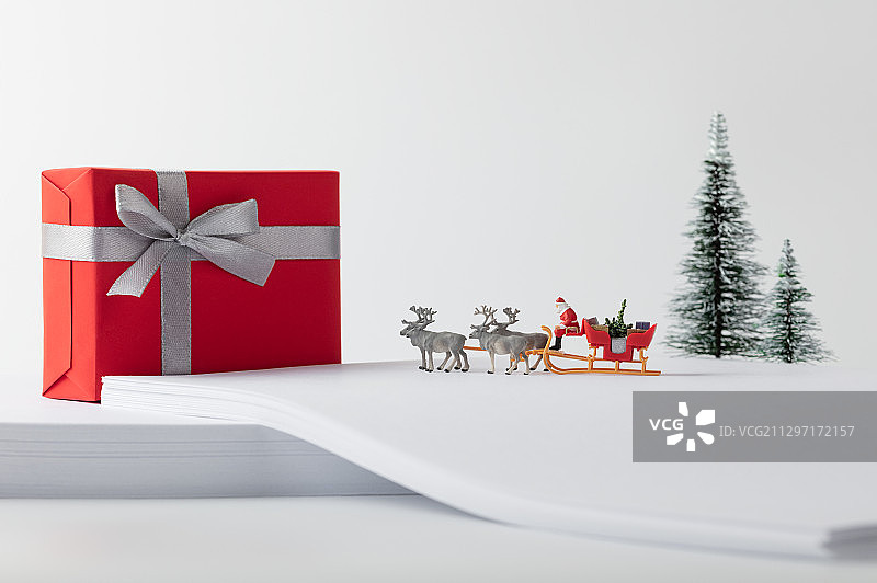 办公用品A4纸雪地松树圣诞老人礼物驯鹿图片素材