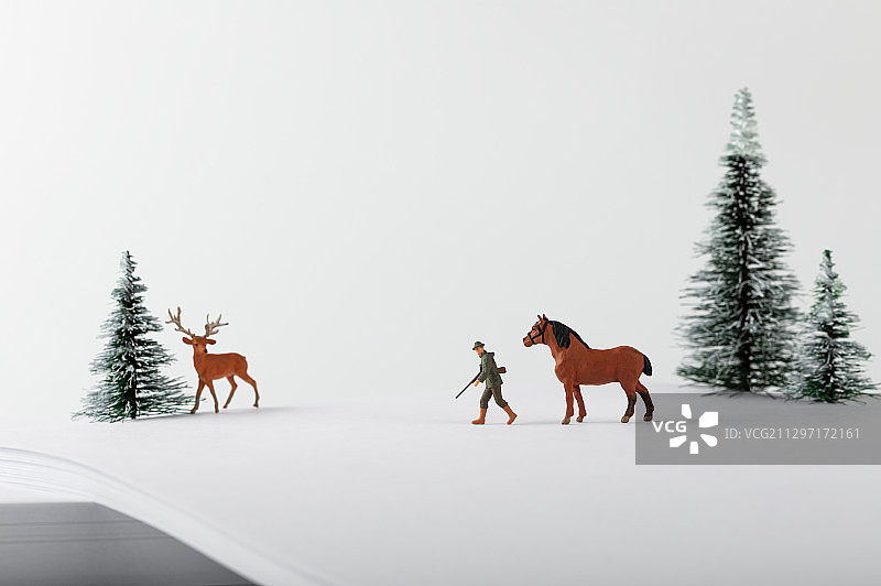 办公用A4纸雪地松树猎人与鹿图片素材