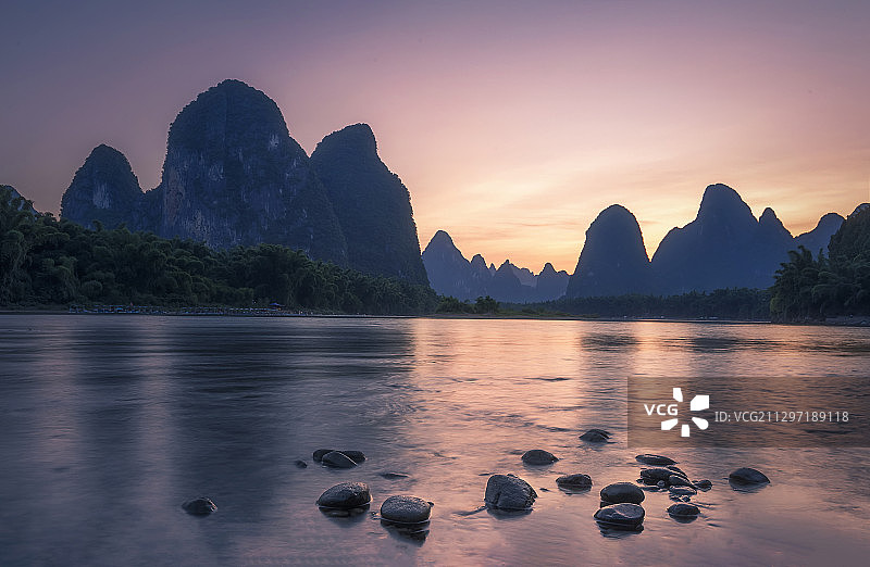 中国广西桂林阳朔兴坪古镇，傍晚时刻的山水画面图片素材