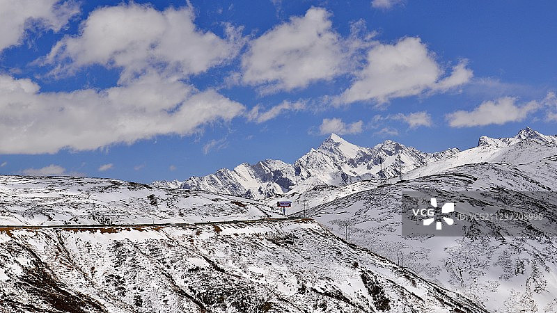 雪山之路；九寨沟-黄龙风景区，川主寺前往黄龙翻越雪山垭口图片素材
