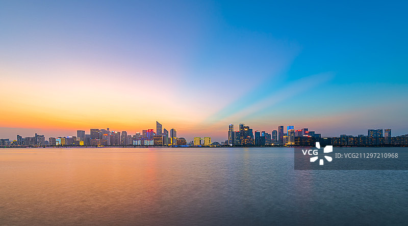 黄昏全景浙江杭州钱塘江新城都市风光CBD城市天际线金融建筑图片素材