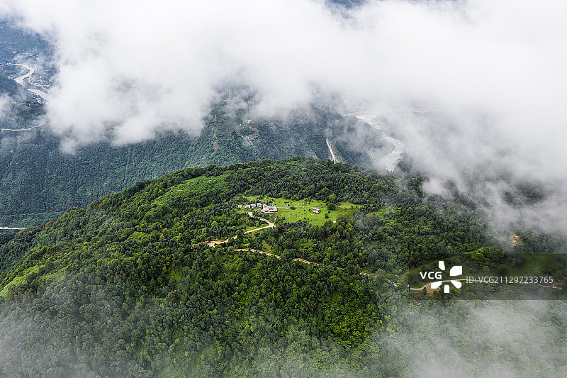 云雾缭绕下的四川甘孜州海螺沟景区若丁山七号营地图片素材