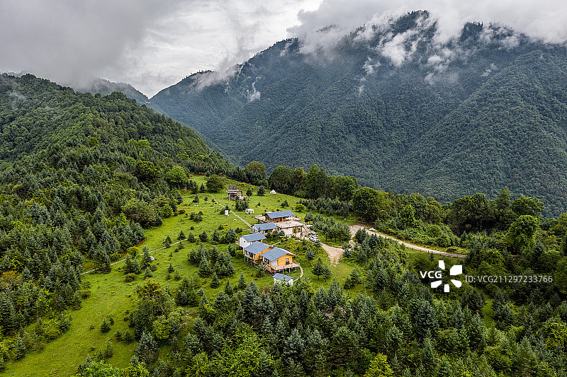 云雾缭绕下的四川甘孜州海螺沟景区若丁山七号营地图片素材