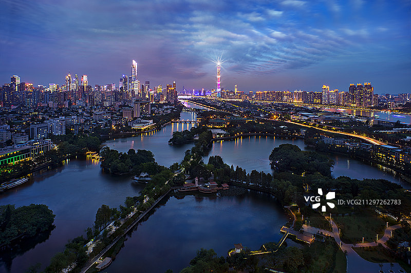 从东湖远眺灯光节中的天河图片素材