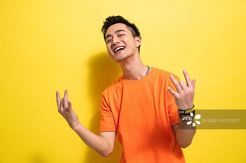 做手势的快乐青年男人图片素材