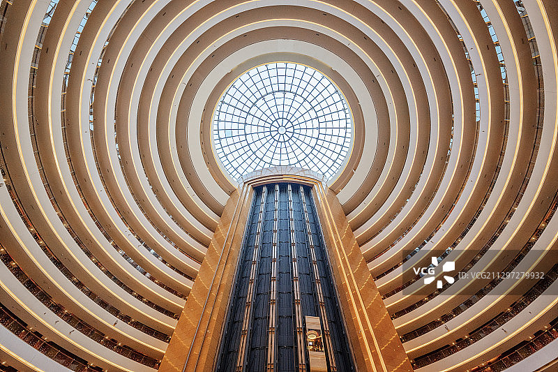 豪华酒店大堂观光电梯图片素材