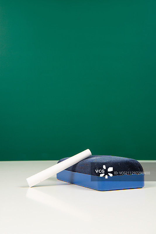 教师节课桌上的粉笔和黑板擦图片素材