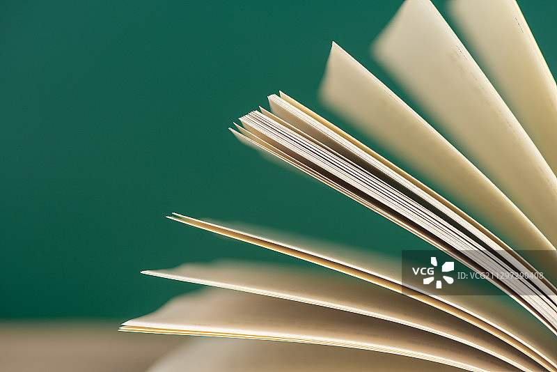 教师节课桌上散开的书本图片素材