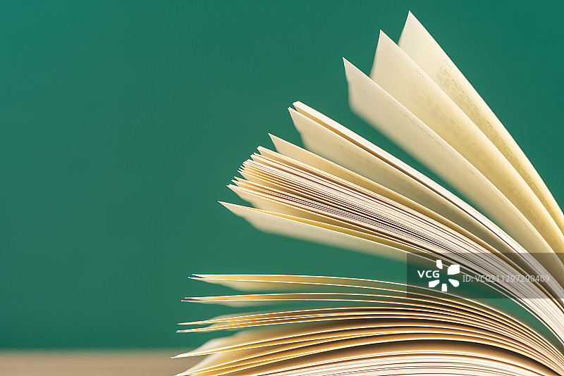 教师节课桌上散开的书本图片素材