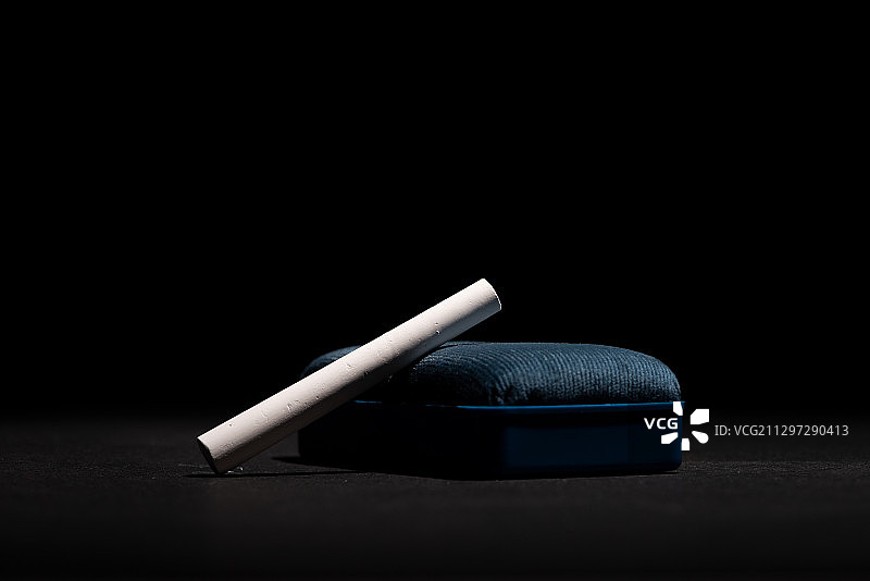 黑色背景下的黑板擦和粉笔教师节图片素材