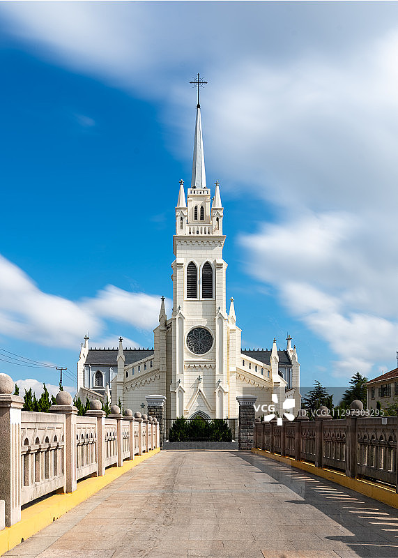 蓝天白云下的天主教上海教区唐墓桥露德圣母堂图片素材