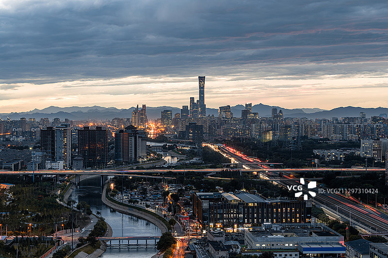 暴雨之后的北京国贸CBD和远处的山图片素材