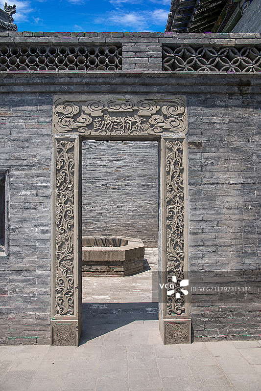 山西省晋中市祁县乔家大院庭院石门图片素材