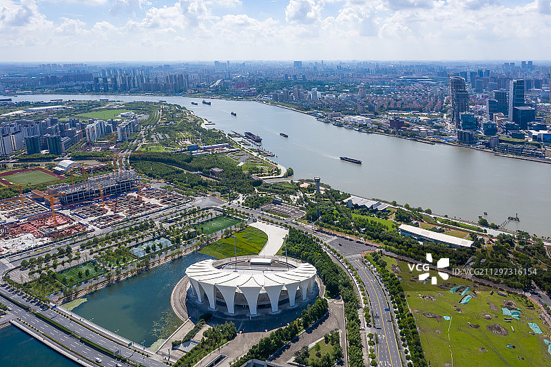 上海浦东新区东方体育中心跳水池白天高角度航拍图片素材