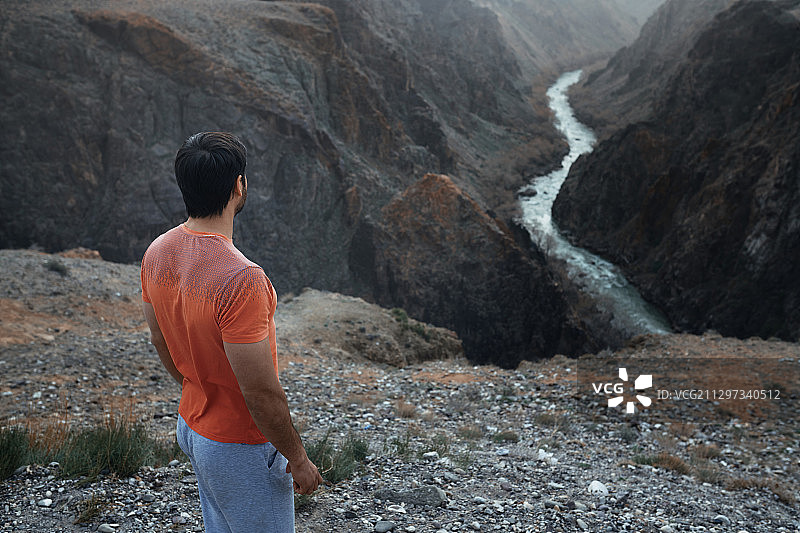 男子站在峡谷边图片素材