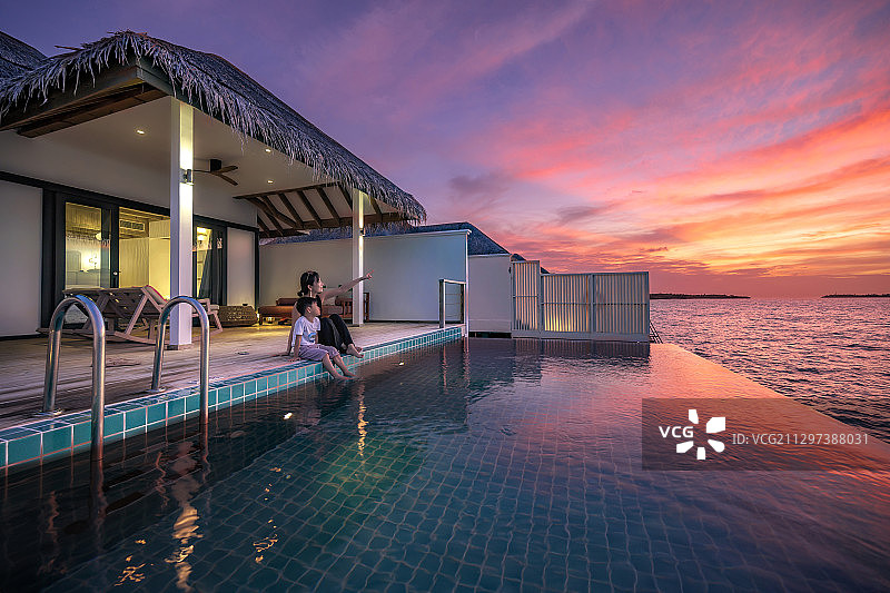 马尔代夫水屋无边泳池晚霞图片素材
