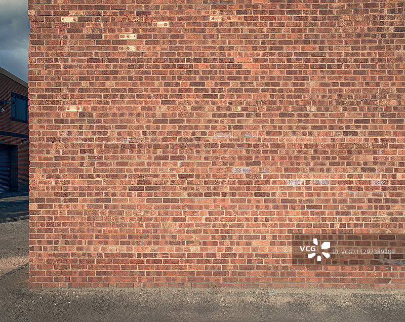 红墙 - 照射工业墙的阳光图片素材